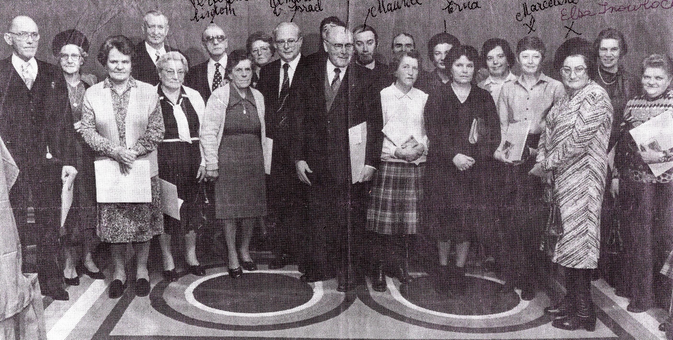 Vereremerking van de weldoeners uit Zonhoven met joodse families. Ambassadeur van Israel, E.H. Lux (in het midden met diploma, Maurice, Erna, Marceline Vaelen en moeder Elisa Inowlocki)