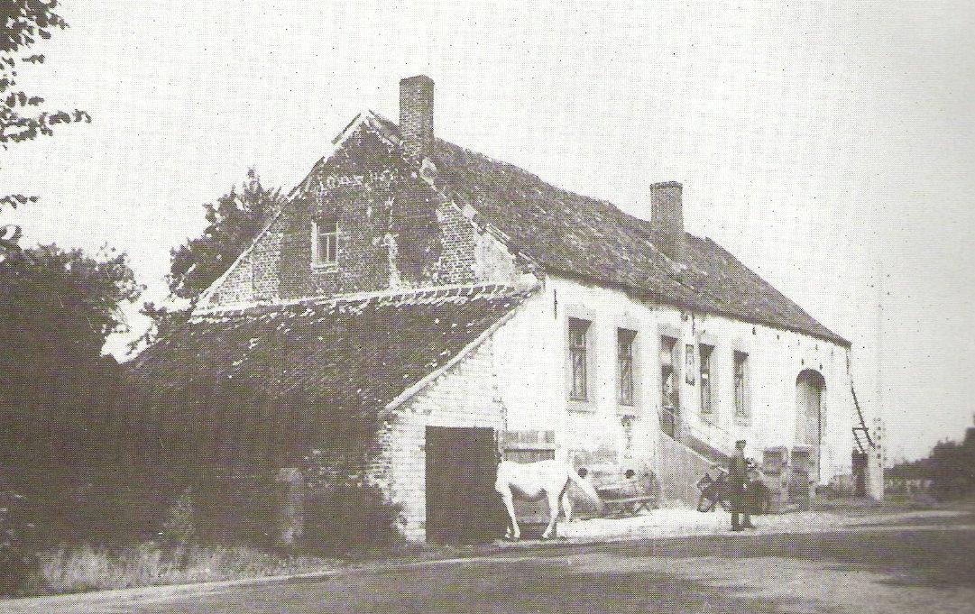 Café De Trapkens, gelegen op de steenweg Overpelt-Lommel tegenover het arbeidskamp van de joden. Foto archief Feestcomité K.W.B.-Sport Overpelt