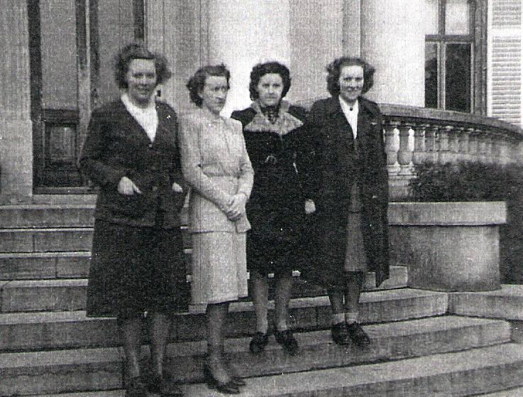 De gezusters Clementine, Isabelle en Henriette d’Oultremont met de tweede van links de onderwijzeres Yvonne Blaizon (fotoarchief van de familie Gorbitz)